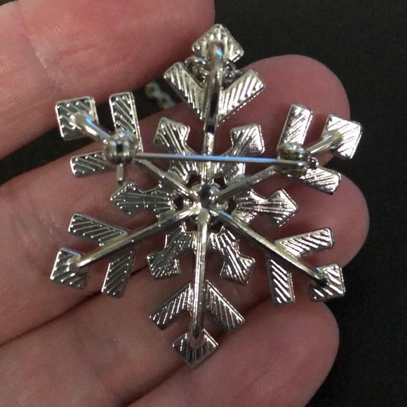 Snowflake pendant necklace - Picture 7 of 8